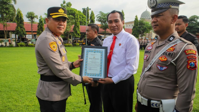 Kapolres Jombang, AKBP Ardi Kurniawan saat berikan penghargaan.