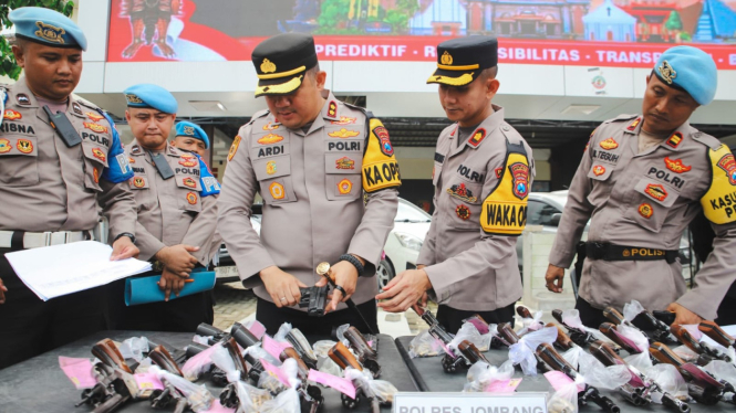 Pemeriksaan senpi anggota Polres Jombang.