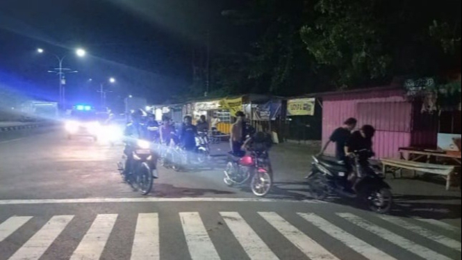 Polisi saat bubarkan balap liar di ringroad Mojoagung.