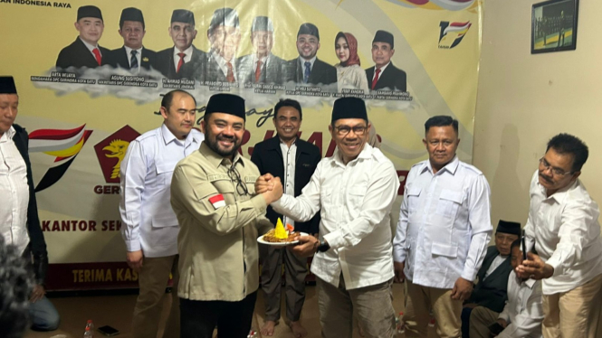 Cak Nur memberi tumpeng kepada Mas Heli di HUT Gerindra ke-17