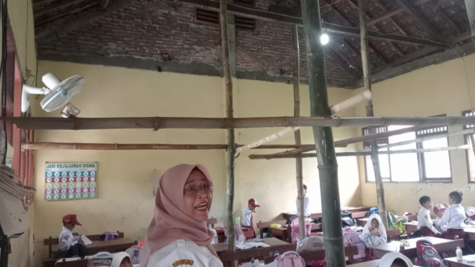 Ruangan kelas di salah satu sekolah di Jombang jebol.