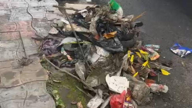 Sampah ban bekas hingga popok ditemukan di dalam drainase