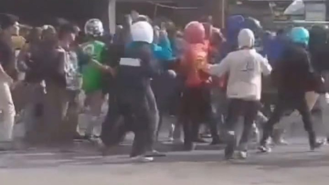 Tangkapan layar aksi pengeroyokan di depan SPBU Perak.