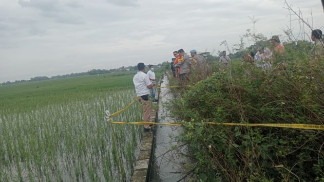 Polisi saat menyisir lokasi penemuan mayat