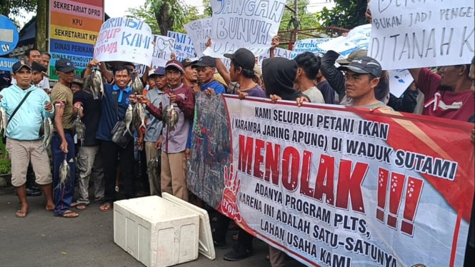 Demo menolak rencana pembangunan PLTS di Bendungan Sutami