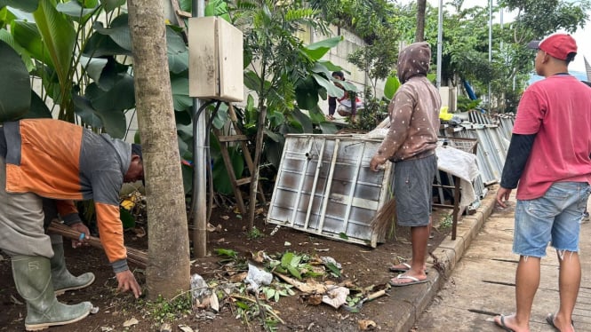 Kerja bakti yang dilakukan oleh pedagang dan KSM