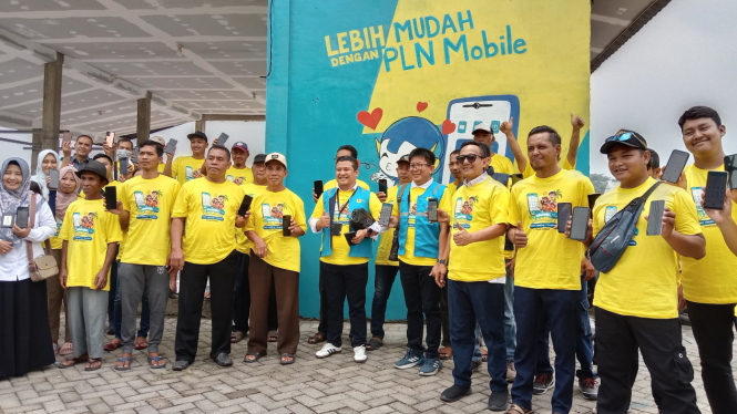 Warga Dusun Madulegi menunjukkan aplikasi PLN Mobile