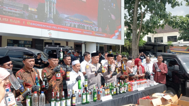 Kapolres Jombang menunjukkan hasil sitaan miras