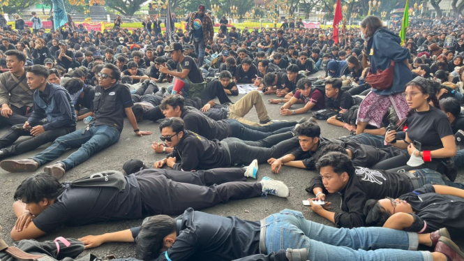 Aksi teatrikal tiarap demonstran di Kota Malang.