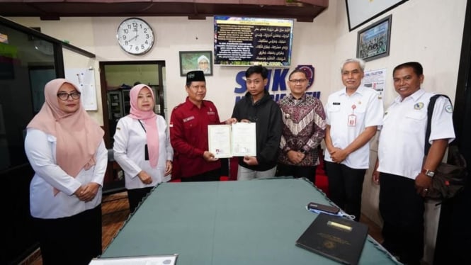 Pj Wali Kota Batu usai mengambil ijazah tertahan