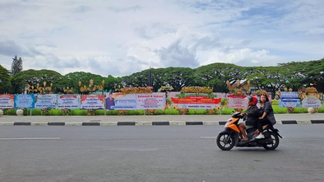 Karangan Bunga Wahyu Hidayat - Ali Muthohirin di bundaran Tugu