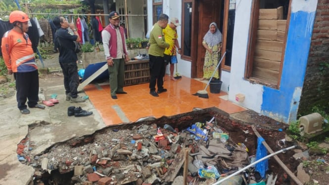 Petugas melakukan asesmen kerusakan akibat puting beliung