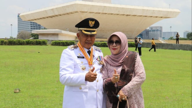 Bupati Malang, HM Sanusi bersama istri usai pelantikan di Jakarta.