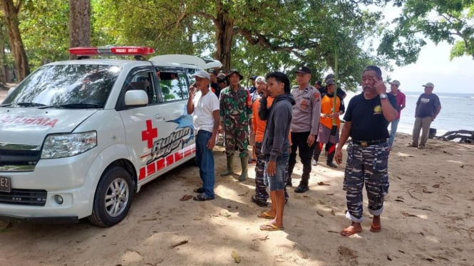 Proses evakuasi korban tenggelam di Pantai Kondang Merak