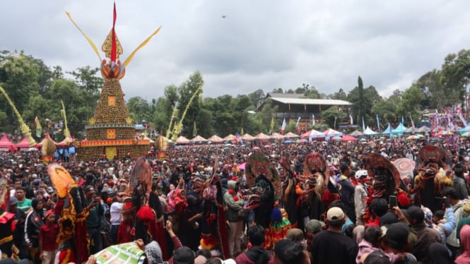 Warga saat berebut durian di acara Kenduri di Jombang