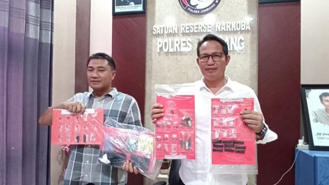 Kasat Narkoba Polres Jombang tunjukkan bukti