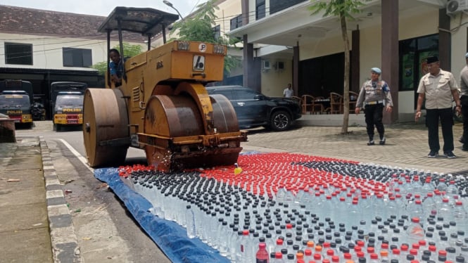 Pemusnahan barang bukti miras di Polres Jombang.