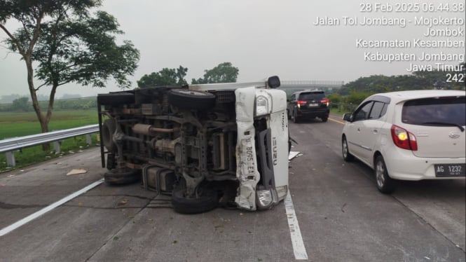 Kendaraan yang mengalami lakalantas di tol Jomo.