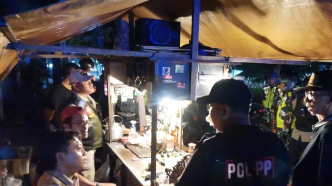 Satpol PP Jombang saat tertibkan pedagang angkringan.