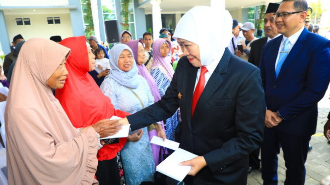 Gubernur Jatim, Khofifah Indar Parawansa dan Aries Agung Paewai.