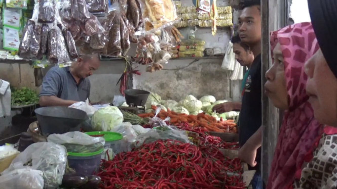 Pedagang cabai di pasar tradisional Jombang.
