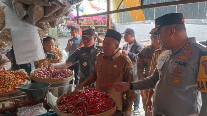 Wakil Bupati Jombang, saat sidak harga bahan pokok di pasar.