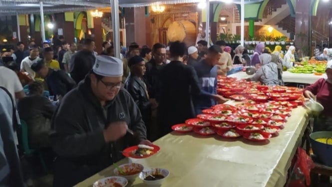 Momen berbuka gratis di Masjid An-Nur Kota Batu