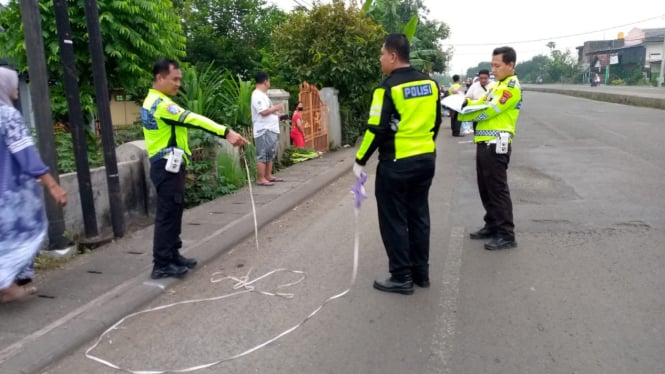 Kendaraan korban yang ringsek terlindas truk.