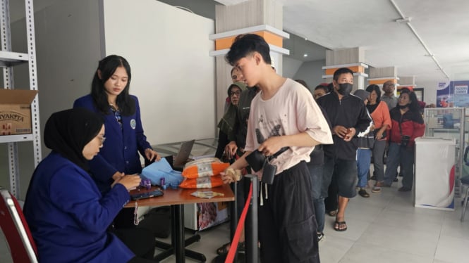 Operasi Pasar Pangan Murah di KCU Pos Indonesia Malang