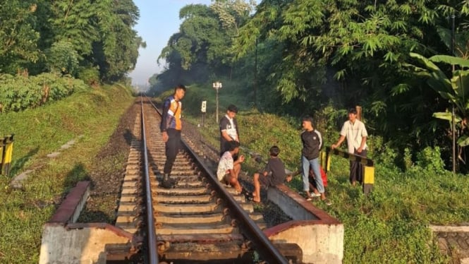 Petugas KA membubarkan ngabuburit di pinggir rel kereta