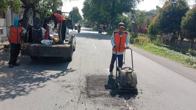 Penambalan jalan berlubang yang menggunakan aspal Cold Mix.