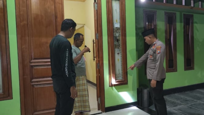 Polisi saat olah TKP rumah disatroni.