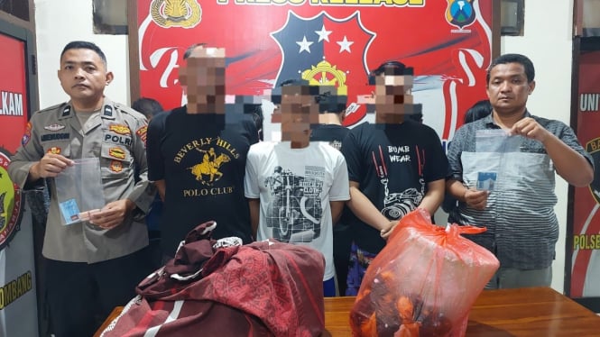 Polisi saat amankan pelaku pemilik kos.