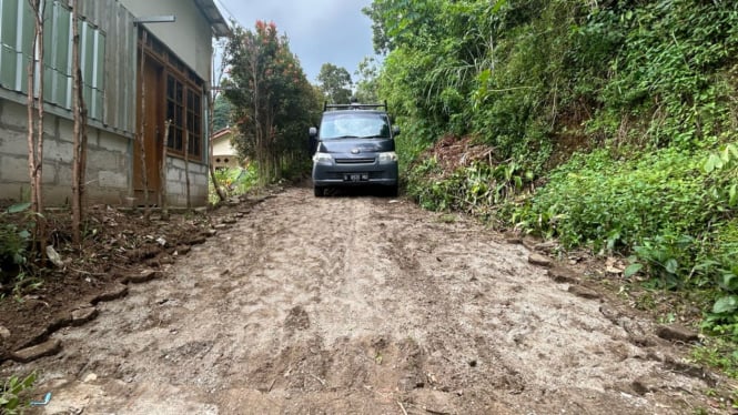 Paving akses jalan warga yang sudah dibongkar