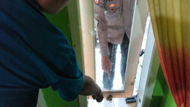 Polisi saat olah TKP.
