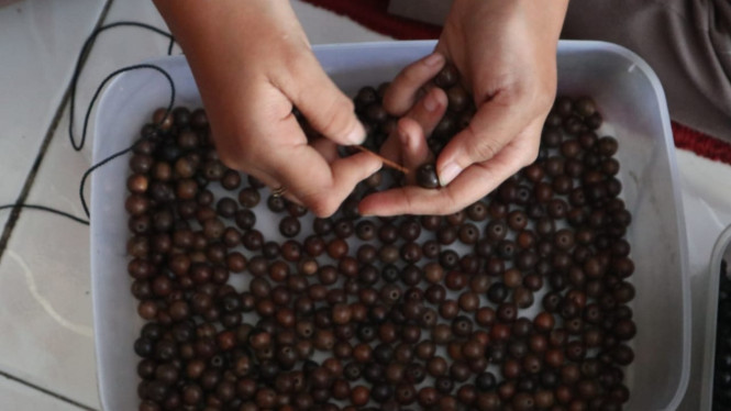 Pembuatan tasbih dari kayu gaharu dan cendana.