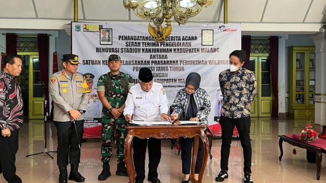 Penandatanganan berita acara serah terima Stadion Kanjuruhan.