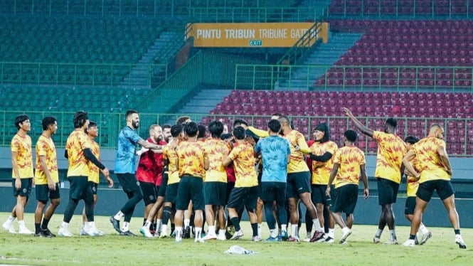 Tim Arema FC melakukan latihan