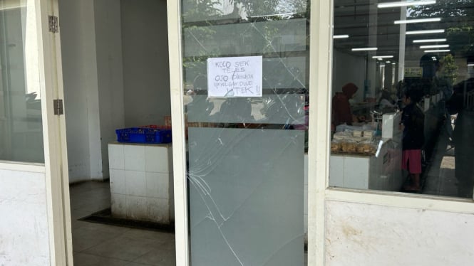 Pintu kaca Pasar Induk Among Tani yang rusak