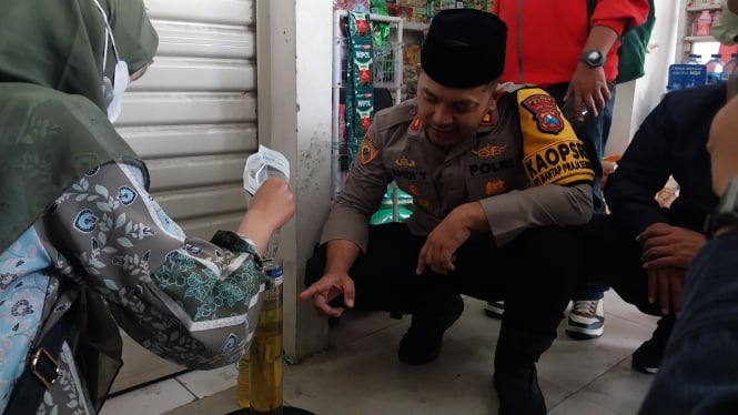 Kapolres Batu, AKBP Andi Yudha Pranata saat sidak migor di Kota Batu