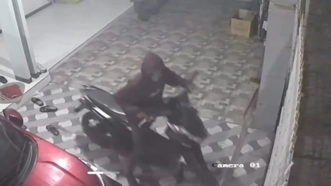 Pelaku tertangkap kamera CCTV rumah korban.