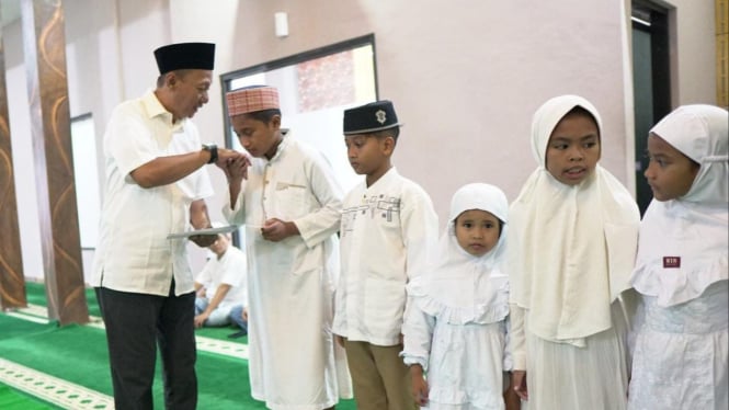 PLN UP3 Pasuruan berbagi dengan anak yatim dhuafa