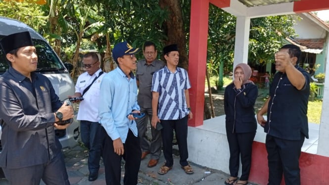 Komisi C DPRD Jombang saat sidak proyek mangkrak