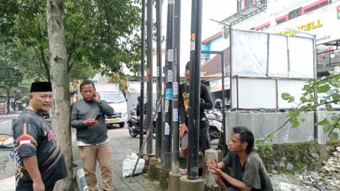 Vendor dari PT Mega Akses Persada, saat memasang tiang FO