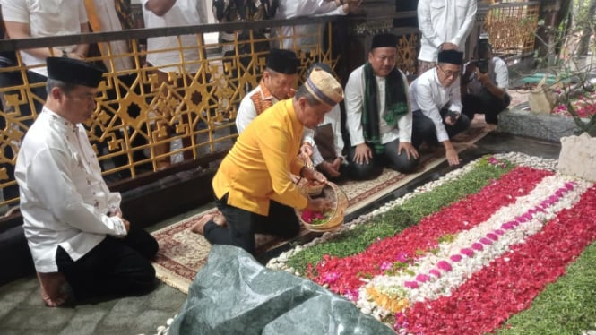 Ketum Golkar Bahlil ziarah ke makam Gus Dur