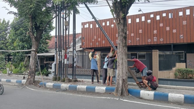 Pemasangan tiang FO yang dihentikan Satpol PP Jombang