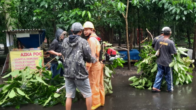 Kerja bhakti untuk even Madyopuro Mangano