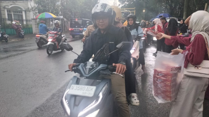 Dea Bakery berbagi takjil 10 ribu roti salah satunya di Malang