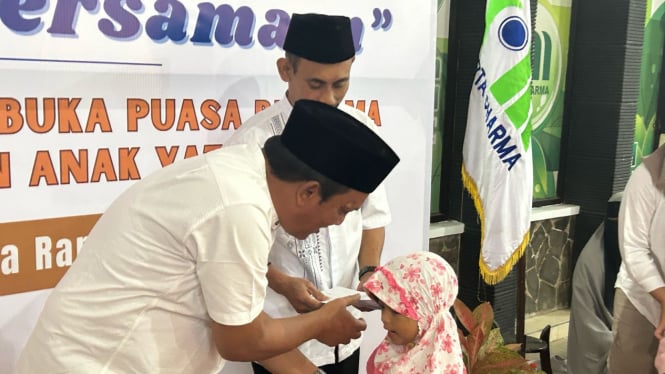 Pjs Direktur Perumdam Among Tirto Kota Batu saat menyalurkan santunan