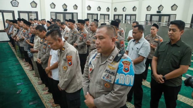 Anggota Polres Jombang saat salat Ghaib.